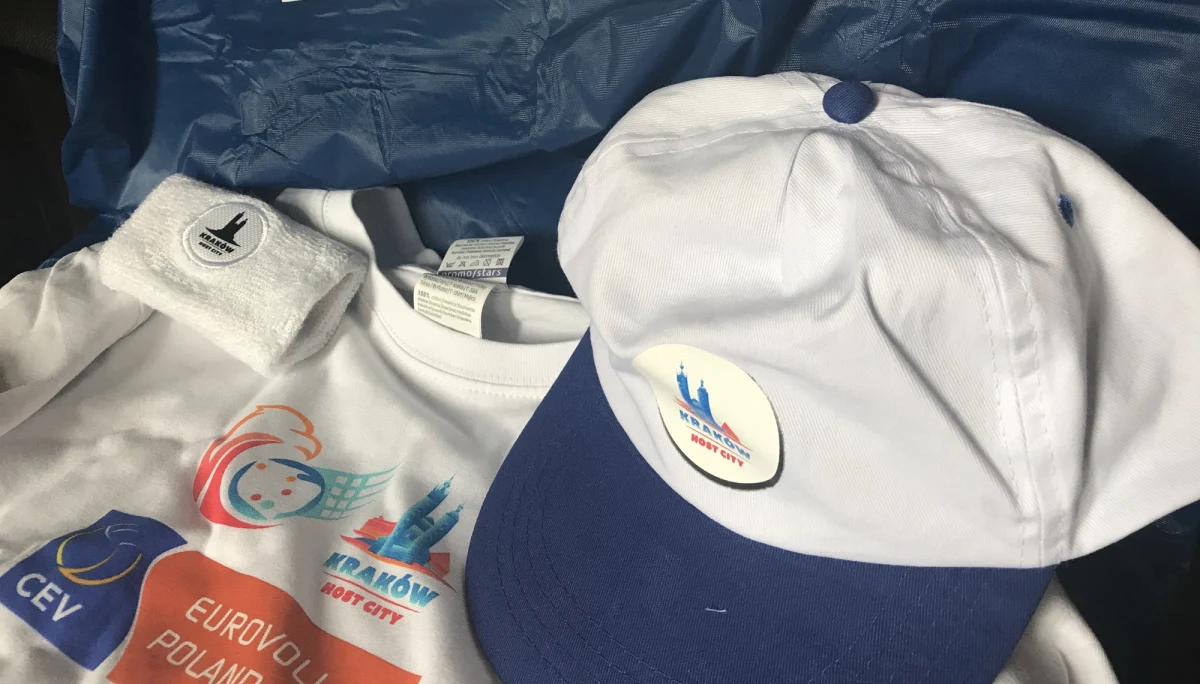 Mistrzostwa Europy w Piłce Siatkowej Mężczyzn EuroVolley Poland 2017 już pod koniec sierpnia. Chcemy się wraz z Wami do nich dobrze przygotować! Mieliśmy dla Was gadżety, które z pewnością przydadzą się podczas kibicowania - czy to na stadionie podczas meczu otwarcia, czy na halach sportowych w Gdańsku, Szczecinie, Katowicach i Krakowie. 