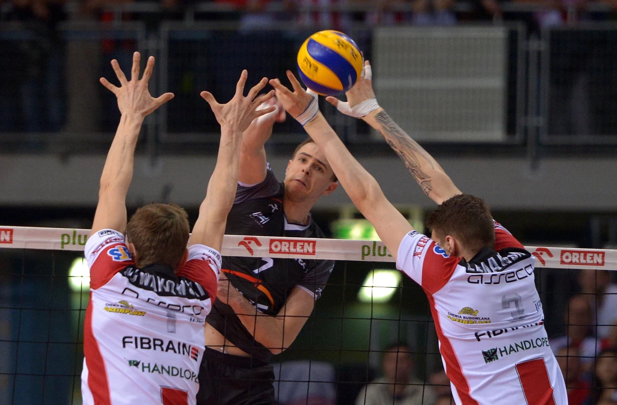 "Ze sportowego punktu widzenia bardzo ważne jest, żebyśmy awansowali do turnieju finałowego Ligi Światowej" - mówi w rozmowie z RMF FM siatkarz PGE Skry Bełchatów i były reprezentant Polski Mariusz Wlazły. Jego zdaniem, w czekających nas starciach z Rosją, USA i Iranem stać nas na zapewnienie sobie awansu. Mariusz Wlazły odniósł się także do zmiany pokoleniowej w naszej kadrze i opowiedział o swoim najważniejszym przeżyciu związanym z katowickim Spodkiem. "Kibiców proszę o cierpliwość podczas oceniania teraz naszej kadry. Liga Światowa to poligon doświadczalny. Trener musi próbować, a siatkarze mają prawo do błędów" - podsumowuje siatkarz.