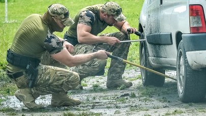 Pojemnik po lodach z petardami i budzik. Tak wyglądała bomba pod autem nauczycielki z Warlubia