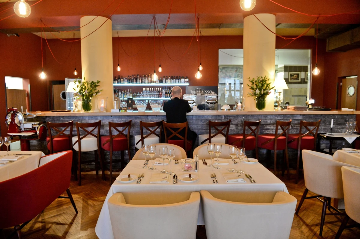 Nagrania rozmów podsłuchanych w restauracji "Sowa i Przyjaciele" ujawnione w zeszłym tygodniu przez media publiczne, nie są znane prokuratorom, którzy prowadzili postępowanie w tak zwanej aferze taśmowej - ustalili reporterzy śledczy RMF FM. Chodzi o nagranie z prywatnej imprezy, w której uczestniczyli między innymi Paweł Graś, Włodzimierz Karpiński i ksiądz Kazimierz Sowa. 