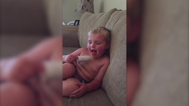 Mama tego czterolatka nagrała uroczy filmik, na którym widać, jak jej syn próbuje nie zasnąć, dopóki nie skończy jeść loda. Jak to się skończyło?
