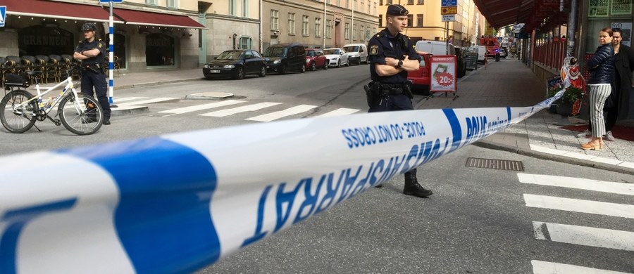 W Sztokholmie ciężarówka umyślnie staranowała taksówkę, a sprawca uciekł z miejsca zdarzenia. Szwedzka policja traktuje incydent jako "usiłowanie zabójstwa". Rany odniosła jedna osoba, prawdopodobnie taksówkarz.