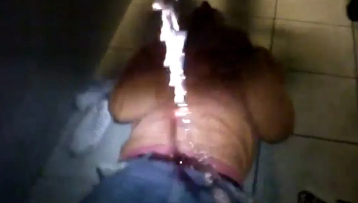 Policjant obwiniony o przekroczenie uprawnień wobec Igora Stachowiaka - użycie paralizatora wobec skutego kajdankami zatrzymanego - jest na zwolnieniu lekarskim, dlatego postępowanie dyscyplinarne nie zostało zakończone - poinformował komendant główny policji w odpowiedzi na pytania RPO.