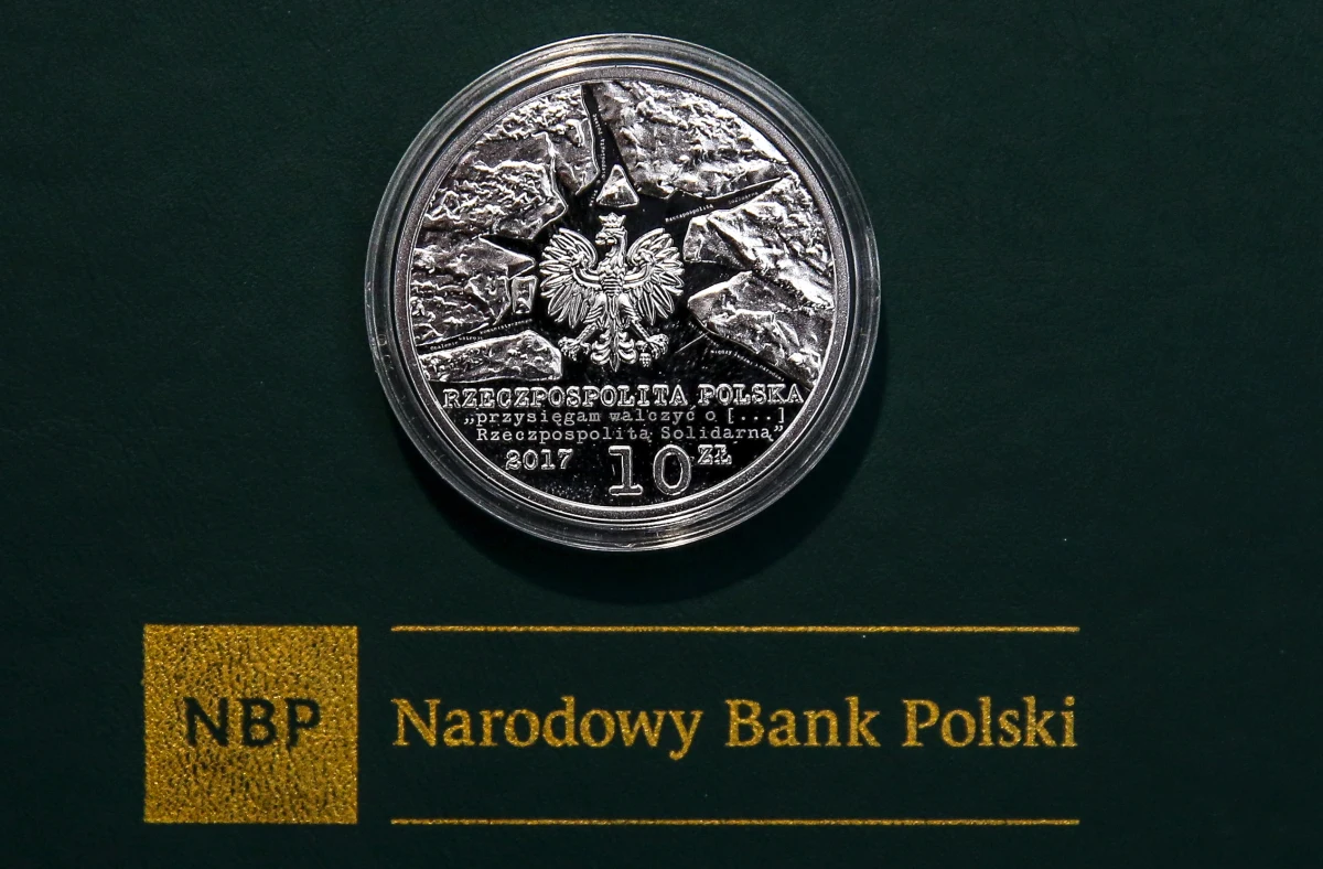 Narodowy Bank Polski wprowadził do obiegu pierwszą kolekcjonerską monetę dwupoziomową. Moneta o nominale 10 zł upamiętnia 35-lecie powstania Solidarności Walczącej. 