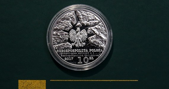 Narodowy Bank Polski wprowadził do obiegu pierwszą kolekcjonerską monetę dwupoziomową. Moneta o nominale 10 zł upamiętnia 35-lecie powstania Solidarności Walczącej. 