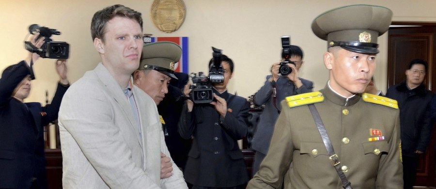 Sekretarz stanu USA Rex Tillerson poinformował, że Korea Północna zwolniła 22-letniego amerykańskiego studenta Otto Warmbiera, który odbywał karę 15 lat ciężkich robót za usiłowanie kradzieży transparentu propagandowego. Mężczyzna jest w śpiączce.
