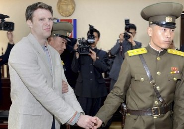 Korea Płn. zwolniła amerykańskiego studenta. Od ponad roku jest w śpiączce