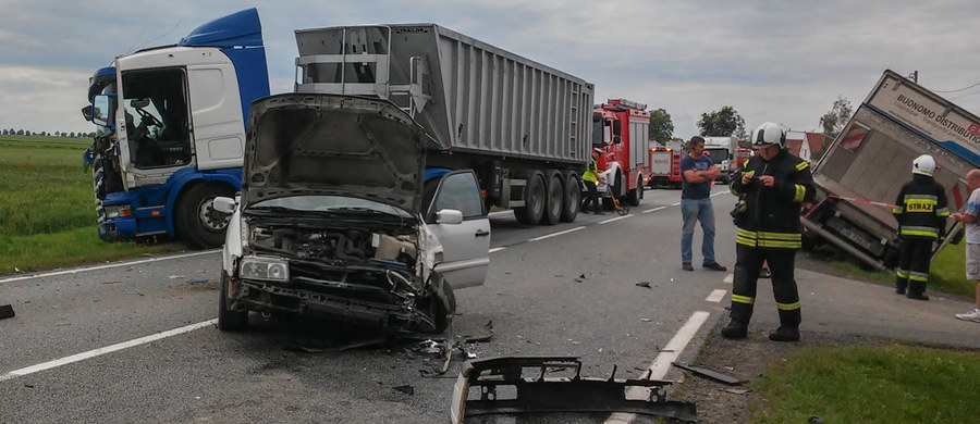 Zderzenie busa, ciężarówki i samochodu osobowego na drodze krajowej nr 94 między Łosiowem i Leśniczówką na Opolszczyźnie. Jedna osoba jest ranna.