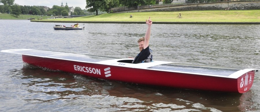 Studenci Akademii Górniczo-Hutniczej w Krakowie wodowali na Wiśle łódź solarną. Zbudowali ją na lipcowe, prestiżowe zawody w Monako. Jednoosobowa konstrukcja jest zasilana energią słoneczną. Łodzi nadano imię "Baśka".