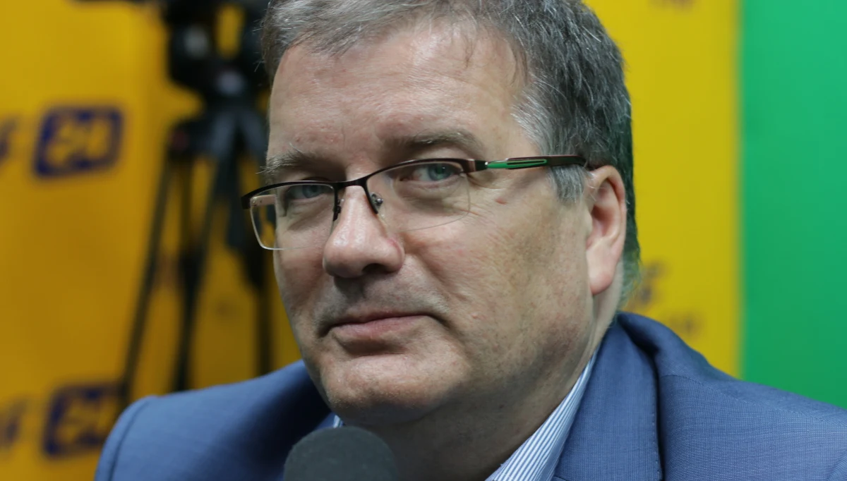 „Prezydent nie odpowiada za to, co robi były minister. Każdy jest kowalem własnego losu i każdy sam decyduje gdzie i w która stronę pójdzie po tym, jak kończy pracę w kancelarii" – tak o Małgorzacie Sadurskiej mówił minister w kancelarii prezydenta Andrzej Dera w Popołudniowej rozmowie w RMF FM. Odrzucił także zarzuty o nepotyzm. „Nepotyzm polega na tym, że ustawia się swoich najbliższych, swoją rodzinę. Gdzie pan widzi w pani Sadurskiej rodzinę?” – pytał Dera. Pytany o brak konkursu przy zatrudnianiu Małgorzaty Sadurskiej w PZU, minister stwierdził, że konkursy na stanowiska niekoniecznie oznaczają uczciwe działania. „Ja widziałem konkursy, bo byłem w komisji hazardowej, które teoretycznie były otwarte, a tak naprawdę szły maile, które pokazywały, że to nie miało nic wspólnego z konkursami otwartymi. Z góry do końca było wszystko ustawione” – mówił gość Marcina Zaborskiego. Mówiąc o decyzji KE ws. migrantów podkreślił, że Polska przyjmuje imigrantów z Ukrainy. "Mówi się, że przyjęliśmy 1,5 miliona” – powiedział. Przyznał także, że imigranci z Bliskiego Wschodu niekoniecznie chcieliby w naszym kraju przebywać. „Przyjęliśmy uchodźców z Syrii, którzy po prostu po dwóch tygodniach wyjechali. Mieli zapewniony dach nad głową i w Polsce nie chcieli przebywać” – przyznał gość RMF FM.