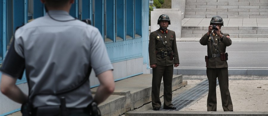 ​Północnokoreański żołnierz zdezerterował na południowokoreańską stronę granicy - poinformowały władze wojskowe Korei Południowej.