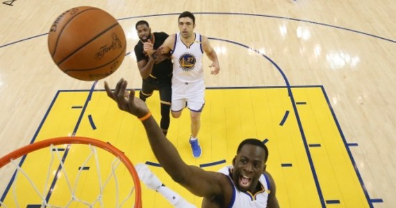 ​Piąty mecz finału ligi NBA, w którym koszykarze Golden State Warriors pokonali Cleveland Cavaliers 129:120 i wywalczyli piąte mistrzostwo, przeszedł do historii także z powodu rekordowej ceny biletów. Anonimowy nabywca kupił dwa miejsca za 133 tysięcy dolarów - podał portal espn.com.