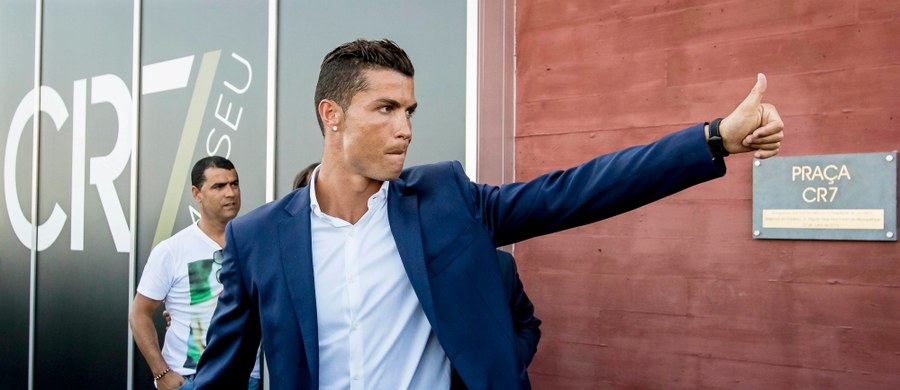 Gwiazdor Realu Madryt Cristiano Ronaldo nie przyznaje się do zarzutów dotyczących manipulacji podatkowych, które postawiła mu hiszpańska prokuratura. "Nigdy nie było żadnych ukrytych dochodów" - zapewnił Portugalczyk za pośrednictwem swoich przedstawicieli. Piłkarz jest oskarżony o oszukanie fiskusa na sumę 14,7 miliona euro. Miało do tego dojść w latach 2011-14.