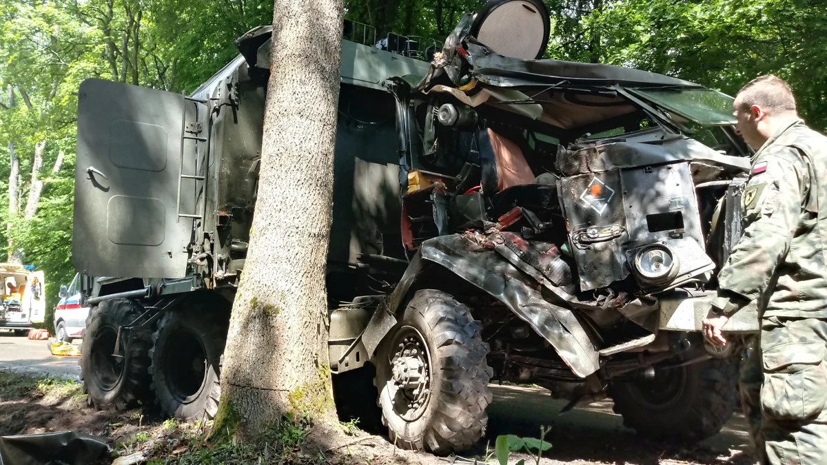Sanitarka marki Star 266 prowadzona przez żołnierkę, uderzyła w przydrożne drzewo. Do tego wypadku doszło w poniedziałek na drodze wojewódzkiej nr 527 w miejscowości Kalnik w województwie warmińsko-mazurskim.
