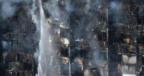 "Widziałem 3-osobową rodzinę, ich mieszkanie coraz bardziej wypełniało się dymem... Podbiegli do okna, przykrywali się kocami, próbowali zaczerpnąć powietrza... Po chwili już ich nie widziałem" - mówi jeden ze świadków pożaru wieżowca w Londynie. Prawie 30-piętrowy apartamentowiec stanął w ogniu w zachodniej części miasta, w dzielnicy West Kensington. 