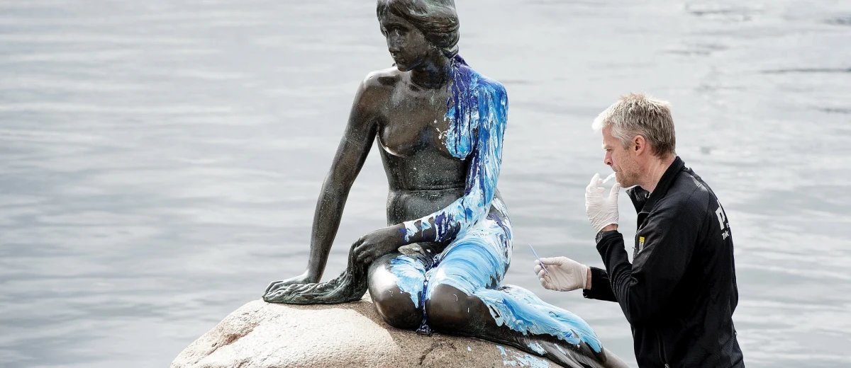 Posąg "Małej Syrenki" został pomalowany na niebiesko i biało. Figura bohaterki baśni Hansa Christiana Andersena jest symbolem stolicy Danii, Kopenhagi. Jej statuetkę, znajdującą się w pobliżu portu, odwiedzają miliony turystów. 