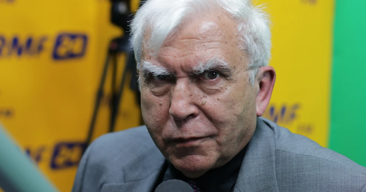 "Uchodźcy nie stanowią zagrożenia. Wymagają okazania pomocy, wyciągnięcia ręki" - powiedział były szef MSZ Adam Daniel Rotfeld w Popołudniowej rozmowie w RMF FM. "Nie należy budzić emocji negatywnych. Polska od początku swojego istnienia była azylem dla uchodźców" - podkreślił. "Jestem pewien, że nie należy tej sprawy traktować w kategoriach procedur, w kategoriach zobowiązań prawnych tylko fundamentalnej ludzkiej postawy przyzwoitości i miłosierdzia" - dodał. Pytany o to, co chciałby usłyszeć od Donalda Trumpa przemawiającego w Warszawie do Polaków, Rotfeld stwierdził: "Myślą główną powinna być solidarność transatlantycka, solidarność pojmowana tak, jak ją wyraża art. 5 Traktatu Waszyngtońskiego: wszyscy za jednego, jeden za wszystkich". "Miałbym takie życzenie, żeby Trump był w zgodzie z tradycją amerykańskich wartości, których elementem jest nie tylko solidarność, ale też wolność i respektowanie prawa" - dodał gość Marcina Zaborskiego. 