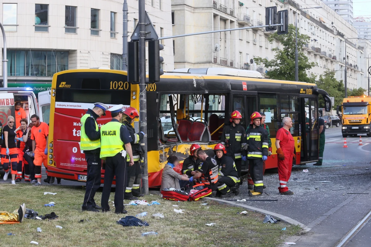 9 osób poszkodowanych po zderzeniu autobusu i tramwaju w Warszawie. Wśród rannych jest troje dzieci, w tym 3-miesięczne niemowlę. Obrażenia jednego z dzieci są poważne. Do wypadku doszło na skrzyżowaniu ul. Królewskiej i Marszałkowskiej – czyli w ścisłym centrum miasta.