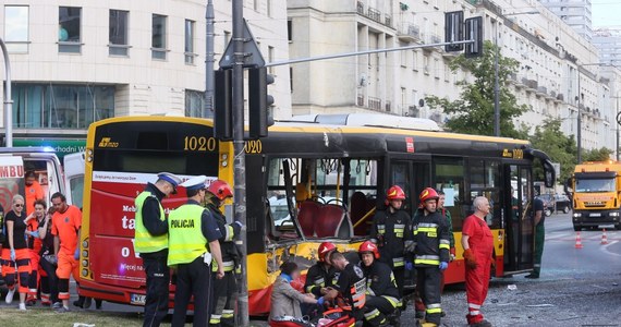 9 osób poszkodowanych po zderzeniu autobusu i tramwaju w Warszawie. Wśród rannych jest troje dzieci, w tym 3-miesięczne niemowlę. Obrażenia jednego z dzieci są poważne. Do wypadku doszło na skrzyżowaniu ul. Królewskiej i Marszałkowskiej – czyli w ścisłym centrum miasta.
