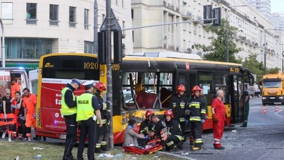 Zderzenie autobusu z tramwajem w Warszawie. Wśród poszkodowanych 3-miesięczne niemowlę