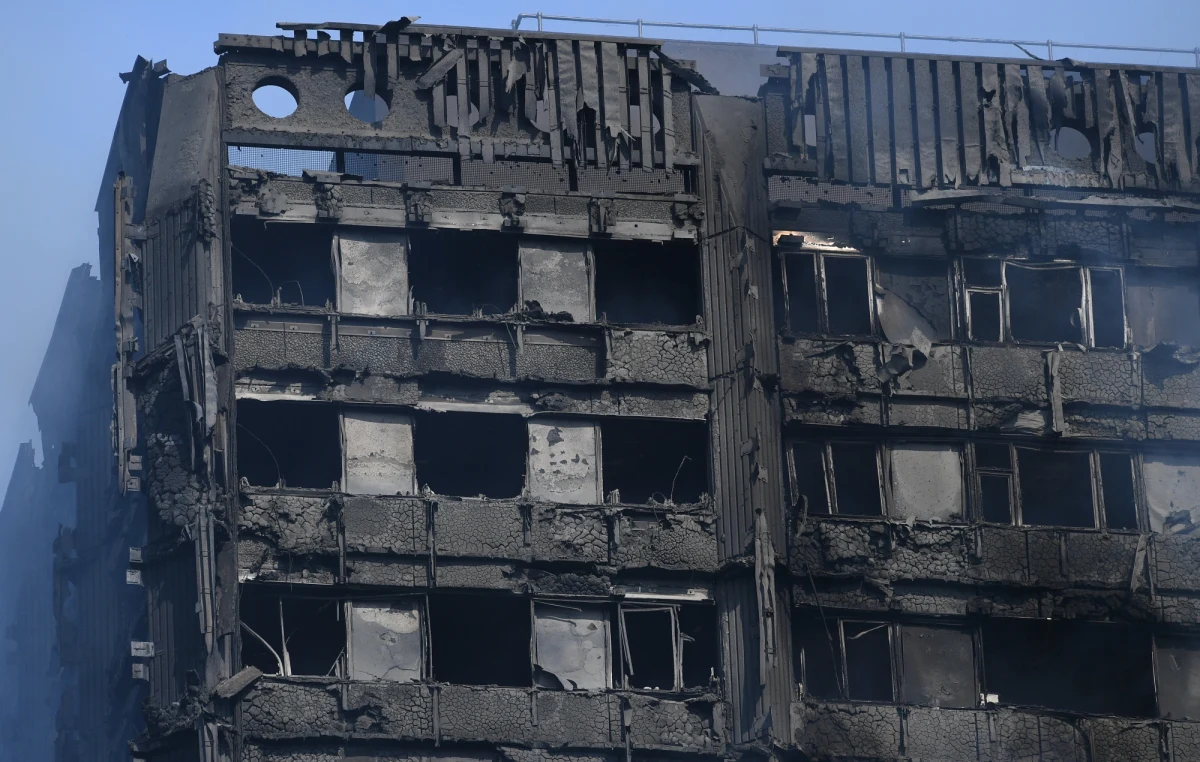 Konsul udziela pomocy polskiej rodzinie poszkodowanej w pożarze londyńskiego Grenfell Tower - informuje polskie Ministerstwo Spraw Zagranicznych. Resort na bieżąco weryfikuje doniesienia i zgłoszenia o innych obywatelach, którzy mogli ucierpieć w pożarze.