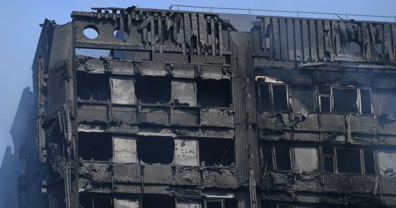 Konsul udziela pomocy polskiej rodzinie poszkodowanej w pożarze londyńskiego Grenfell Tower - informuje polskie Ministerstwo Spraw Zagranicznych. Resort na bieżąco weryfikuje doniesienia i zgłoszenia o innych obywatelach, którzy mogli ucierpieć w pożarze.
