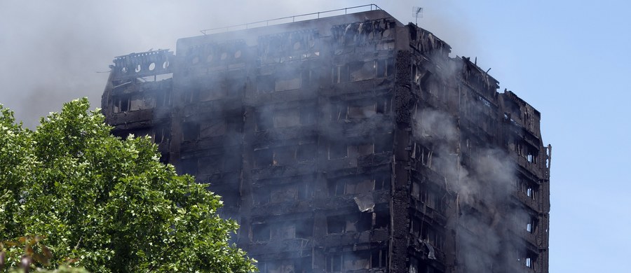 ​Brytyjska premier Theresa May zapowiedziała w środę wieczorem śledztwo w sprawie przyczyn pożaru, który w nocy z wtorku na środę wybuchł w budynku Grenfell Tower w zachodnim Londynie. W pożarze zginęło co najmniej 12 osób, a 78 zostało rannych. W stanie krytycznym jest nadal 18 osób.