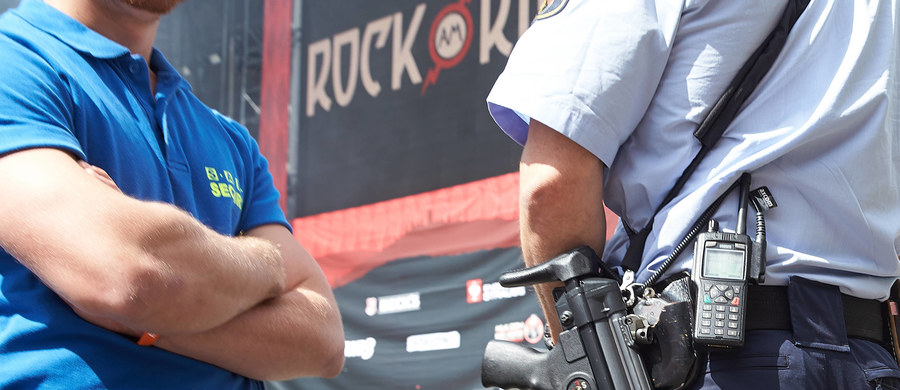 Przyczyną przerwania dwa tygodnie temu festiwalu rockowego "Rock am Ring" w Nuerburgu na terenie Nadrenii-Palatynatu nie było zagrożenie terrorystyczne, lecz błąd w pisowni nazwisk pracowników firmy odpowiedzialnej za przygotowanie terenu - podała policja.