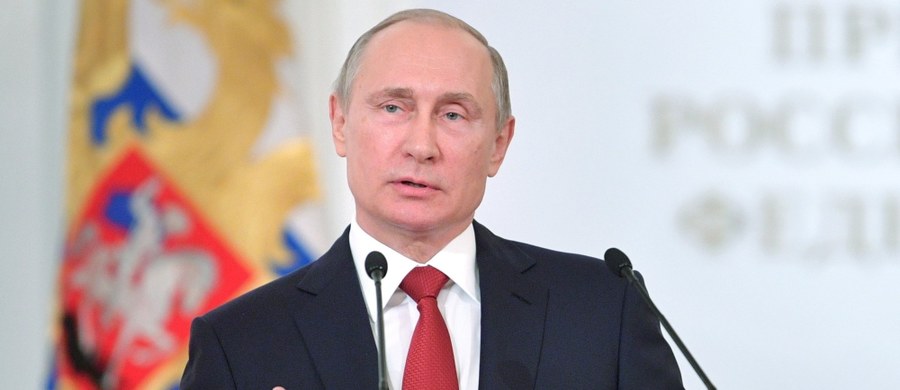 Władimir Putin powiedział, że sankcje wprowadzane przeciwko Rosji są obosieczną bronią, która szkodzi wszystkim. Przyznał, że sankcje odbiły się na gospodarce Rosji, ale - jak zapewnił - nie w zasadniczym stopniu. Rosyjski prezydent stwierdził też, że liczy na konstruktywną rolę Stanów Zjednoczonych w uregulowaniu kryzysu na południowym wschodzie Ukrainy. 