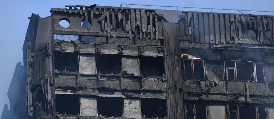 Agencja Reutera poinformowała, że liczba ofiar pożaru, który wybuchł budynku Grenfell Tower w zachodnim Londynie, wzrosła do 17. O takim scenariuszu mówili wcześniej przedstawiciele służb ratunkowych, zanim jeszcze możliwe było dokładne przeszukanie budynku. 17 osób z ogólnej liczby 78 rannych jest w stanie krytycznym. W sprawie zostanie wszczęte jawne śledztwo. Premier Theresa May ogłosiła, że chce, by każdy obywatel wiedział wszystko na temat postępu prac i wniosków.