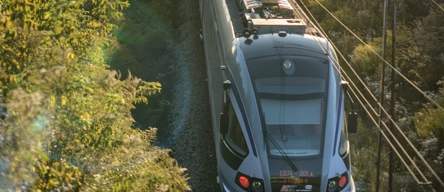 ​Niezwykle pechowa podróż pociągiem Intercity licealistów z Małopolski. Nie dość, że ich pociąg miał kilka godzin opóźnienia, to okazało się, że miejsce młodzieży jest... na korytarzu. I to nie był koniec niedogodności. Sygnały od rodziców dzieci dostaliśmy na Gorącą Linię RMF FM.