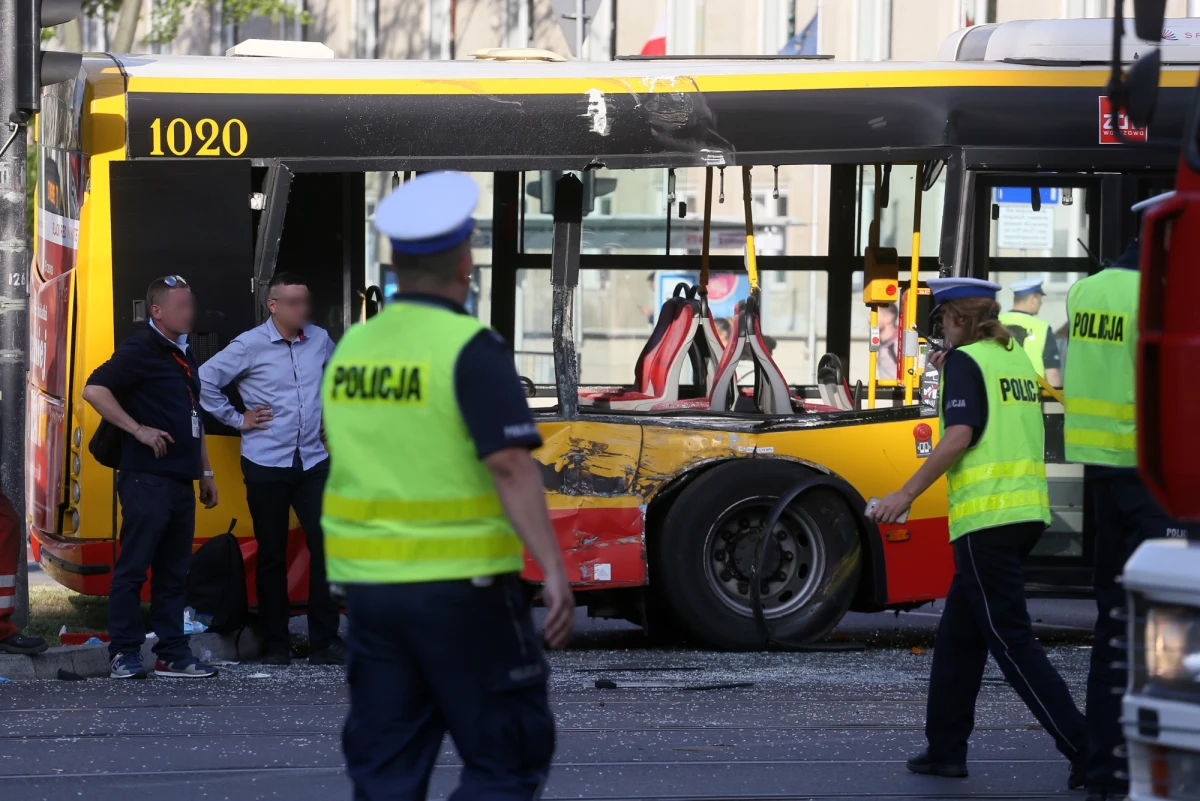 Prokuratora wszczęła śledztwo w sprawie wczorajszego, poważnego wypadku w centrum Warszawy. Po zderzeniu miejskiego autobusu i tramwaju na skrzyżowaniu ulic Marszałkowskiej i Królewskiej rannych zostało w sumie 9 osób, w tym troje dzieci. Jedno z nich ma ciężkie obrażenia 