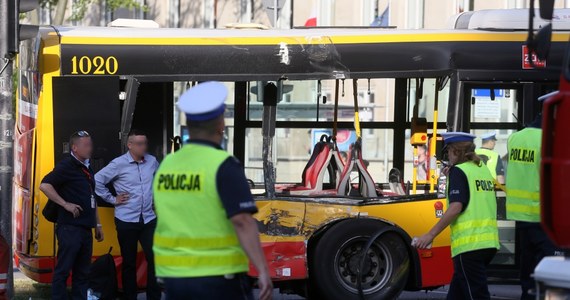 Prokuratora wszczęła śledztwo w sprawie wczorajszego, poważnego wypadku w centrum Warszawy. Po zderzeniu miejskiego autobusu i tramwaju na skrzyżowaniu ulic Marszałkowskiej i Królewskiej rannych zostało w sumie 9 osób, w tym troje dzieci. Jedno z nich ma ciężkie obrażenia 
