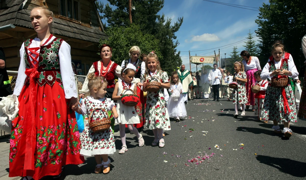 ​"Procesja Bożego Ciała to nie widowisko, ale ręka Kościoła z chlebem na dłoni, wyciągnięta do wszystkich, również do migrantów i uchodźców" – powiedział podczas homilii w Katowicach metropolita katowicki abp Wiktor Skworc.