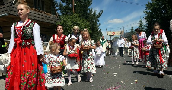 ​"Procesja Bożego Ciała to nie widowisko, ale ręka Kościoła z chlebem na dłoni, wyciągnięta do wszystkich, również do migrantów i uchodźców" – powiedział podczas homilii w Katowicach metropolita katowicki abp Wiktor Skworc.