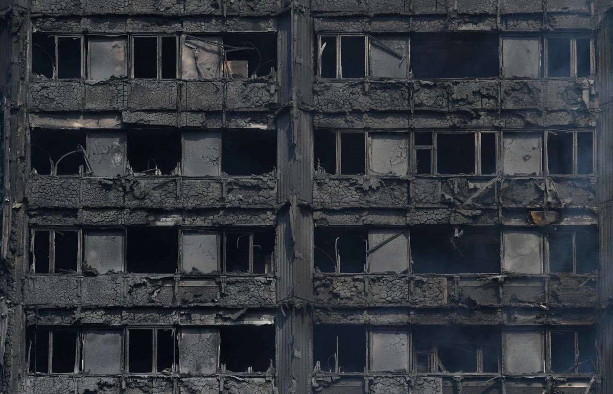 Brytyjska premier Theresa May zapowiedziała powołanie komisji śledczej, która zbada przyczyny pożaru w wieżowcu mieszkalnym Grenfell Tower w zachodnim Londynie. Zginęło co najmniej 17 osób, a 78 zostało rannych. Komisarz londyńskiej policji Stuart Cundy powiedział, że liczba ofiar śmiertelnych najprawdopodobniej wzrośnie, ale wyraził nadzieję, że "nie będzie trzycyfrowa". 