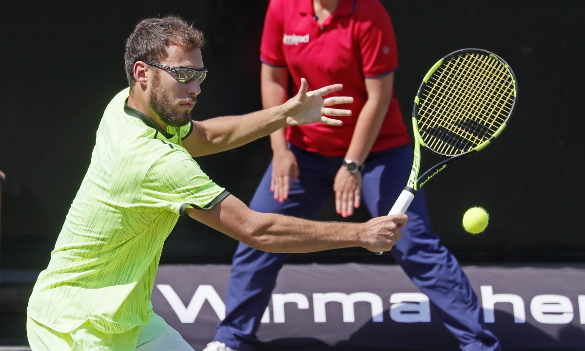 ​Jerzy Janowicz pokonał rozstawionego z numerem drugim bułgarskiego tenisistę Grigora Dimitrowa 7:6 (7-4), 6:3 w 1/8 finału turnieju na kortach trawiastych w Stuttgarcie (pula nagród 630 785 euro). Jego ćwierćfinałowym rywalem będzie Francuz Benoit Paire.
