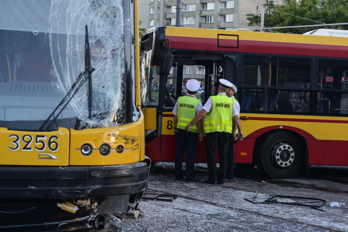 Znów zderzenie autobusu z tramwajem na skrzyżowaniu Marszałkowskiej i Królewskiej w Warszawie. Trzy osoby zostały ranne. Wczoraj - w tym samym miejscu - doszlo do podobnego wypadku. Autobus uderzył w tramwaj. Ucierpiało wtedy aż 9 osób, w tym jedna ciężko.