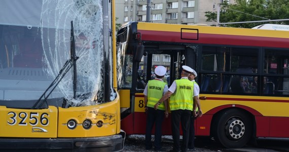 Znów zderzenie autobusu z tramwajem na skrzyżowaniu Marszałkowskiej i Królewskiej w Warszawie. Trzy osoby zostały ranne. Wczoraj - w tym samym miejscu - doszlo do podobnego wypadku. Autobus uderzył w tramwaj. Ucierpiało wtedy aż 9 osób, w tym jedna ciężko.