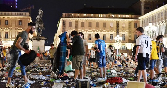 ​W szpitalu w Turynie zmarła w czwartek 38-letnia kobieta, która była w najcięższym stanie po wybuchu ataku paniki na placu w tym mieście 3 czerwca, gdzie oglądano transmisję finałowego meczu Ligi Mistrzów Real Madryt- Juventus. Rannych zostało wtedy 1527 osób.
