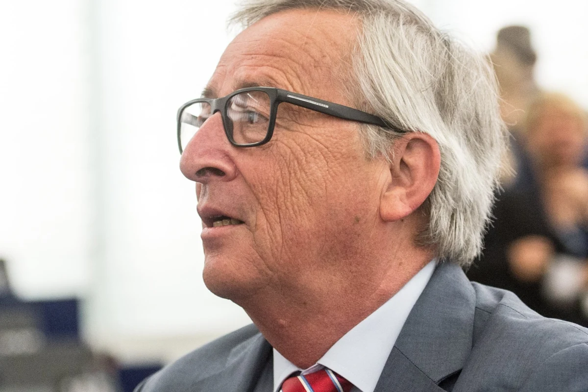 ​Szef Komisji Europejskiej Jean-Claude Juncker skrytykował kraje odmawiające przyjmowania uchodźców ze względu na kolor skóry lub wyznanie, co jest jego zdaniem sprzeczne z misją UE. Opowiedział się jednak przeciwko sankcjom finansowym wobec tych krajów.