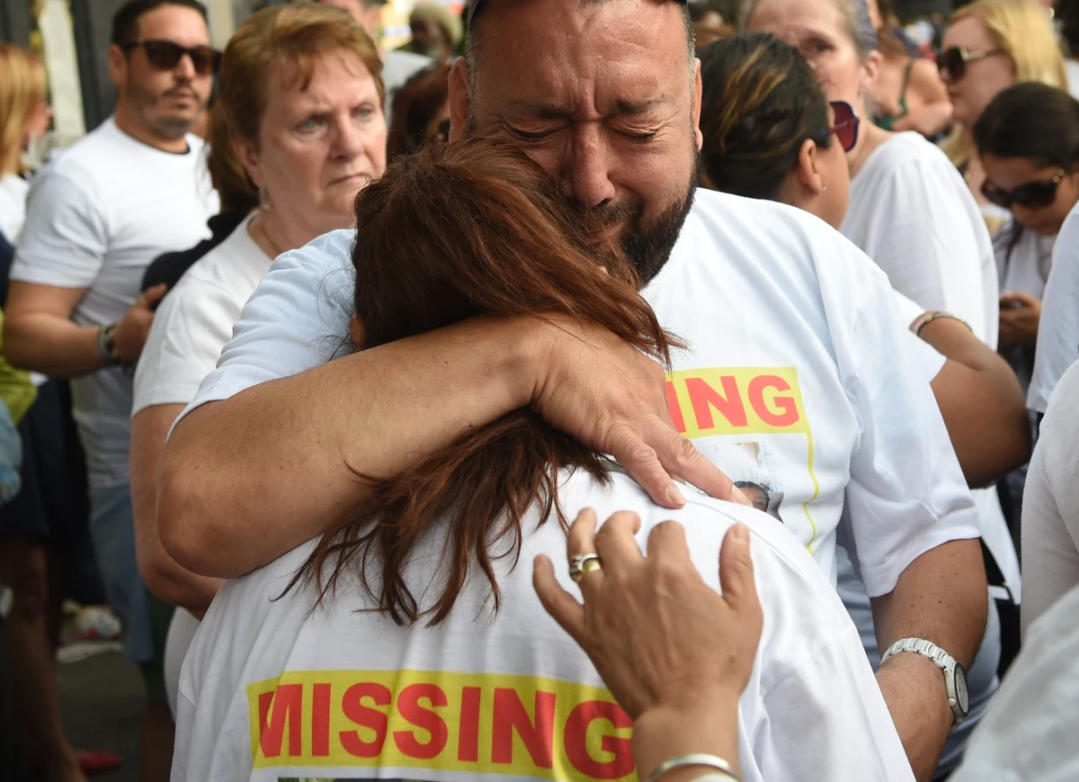 ​Brytyjska policja poinformowała, że może nigdy nie być w stanie zidentyfikować wszystkich ofiar pożaru, który doszczętnie strawił wieżowiec Grenfell Tower w zachodnim Londynie. Służby ratunkowe trzeci dzień przeczesują budynek w poszukiwaniu ciał osób, które nie zdołały się z niego wydostać. Z najnowszych informacji wynika, że w zdarzeniu zginęło 30 osób, jednak - jak zapowiada policja - ta liczba może wzrosnąć.