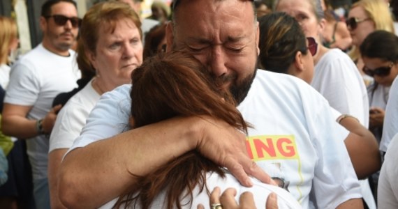 ​Brytyjska policja poinformowała, że może nigdy nie być w stanie zidentyfikować wszystkich ofiar pożaru, który doszczętnie strawił wieżowiec Grenfell Tower w zachodnim Londynie. Służby ratunkowe trzeci dzień przeczesują budynek w poszukiwaniu ciał osób, które nie zdołały się z niego wydostać. Z najnowszych informacji wynika, że w zdarzeniu zginęło 30 osób, jednak - jak zapowiada policja - ta liczba może wzrosnąć.