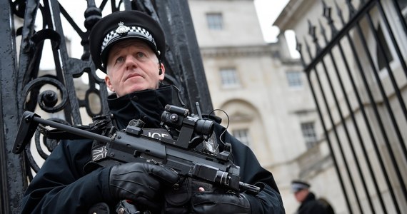 ​Londyńska policja metropolitalna poinformowała, że zatrzymała przed budynkiem brytyjskiego parlamentu mężczyznę uzbrojonego w nóż. Nikt nie został ranny.