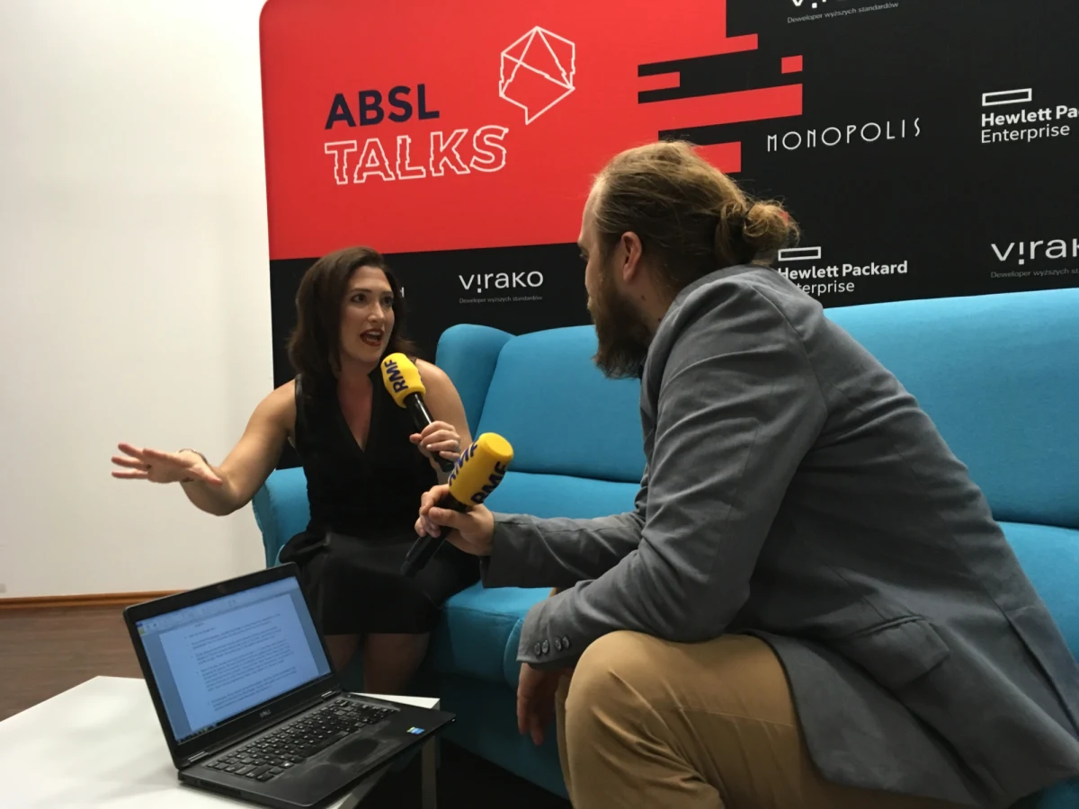 "Technologia sprawia, że człowiek staje się leniwy(...). Ja mam w domu dziewięć pilotów do telewizora. Mogę zamówić sobie kolację jednym guzikiem. Nie muszę robić nic poza korzystaniem z telefonu. I to rzeczywiście powoduje  samotność. Nie jest to dziwne, jeśli cały czas ktoś jest przylepiony do ekranu. Doszliśmy do punktu, w którym wahadło musi zacząć zmierzać w drugą stronę. Musimy nieco odłączyć się od sieci, by odzyskać równowagę między życiem, a technologią, by odzyskać szczęście i produktywność" - mówi w rozmowie z dziennikarzem RMF FM Randi Jayne Zuckerberg, była rzeczniczka Facebooka i siostra jego twórcy Marka Zuckerberga. 