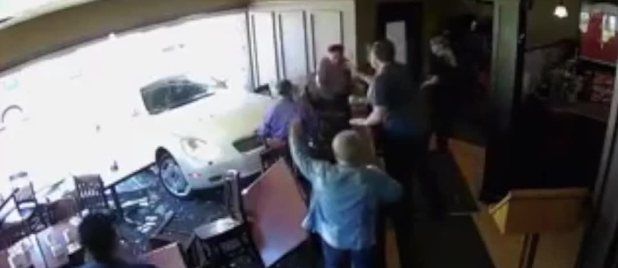 85-latka wjechała samochodem do jednej z restauracji w miejscowości Virgil w kanadyjskiej prowincji Onatrio. Samochód roztrzaskał witrynę i uderzył w stolik, przy którym siedzieli klienci. 