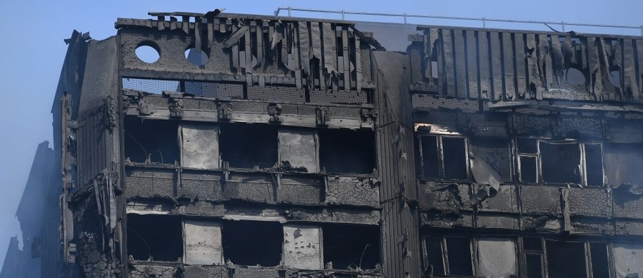 30 osób zginęło, kilkadziesiąt uważa się za zaginione - to tragiczny, ale wciąż niepełny bilans pożaru wieżowca Grenfell Tower w Londynie. Ogień pojawił się w ostatnią środę. Zbudowany w 1974 roku 24-piętrowy blok mieszkalny, w którym znajdowało się 120 mieszkań, zapalił się krótko przed godz. 1 czasu lokalnego (godz. 2 w Polsce) z wtorku na środę. Był to jeden z najpoważniejszych pożarów w budynku mieszkalnym w historii Wielkiej Brytanii.