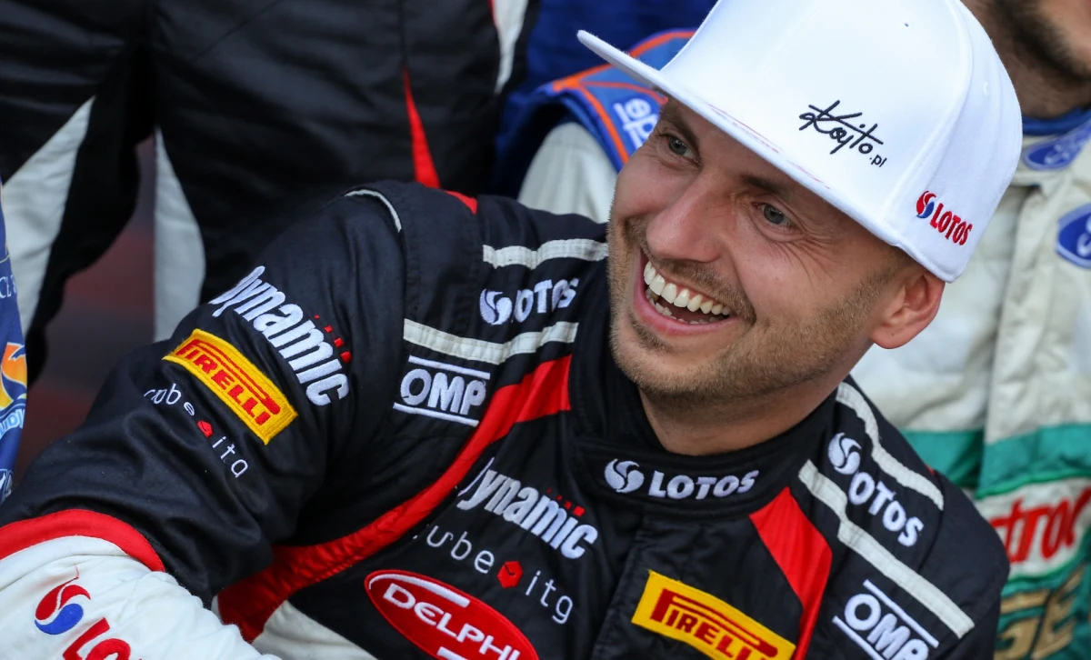 Obrońca tytułu Kajetan Kajetanowicz jest drugi po czterech odcinkach specjalnych Rajdu Cypru, czwartej rundy mistrzostw Europy. Prowadzi z przewagą 16,7 s Katarczyk Nasser Al-Attiyah (obaj Ford Fiesta R5).