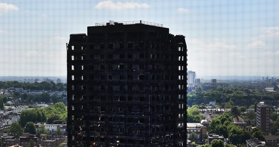 Brytyjska policja ogłasza, że w środowym pożarze w Grenfell Tower w Londynie zginęło co najmniej 58 osób. Do tej pory odnaleziono 30 ciał, ale za zmarłych uznaje się też 28 nieodszukanych ludzi. Szef policji Stewart Condy zastrzega, że liczba ofiar może być jeszcze większa, bo nie ma wciąż pełnej listy ludzi, którzy mogli być w wieżowcu. 