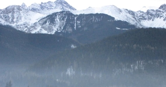 W Tatrach na szczytach powyżej 2 tys. m n.p.m. spadł śnieg. Na Kasprowym Wierchu termometry pokazały zaledwie jeden stopień. Warunki do uprawiania turystyki znacznie się pogorszyły.